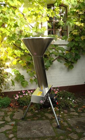Frugtm�lle, elektrisk, ydelse ca. 1500 kg/time.  Alle dele lavet i rustfrit st�l.